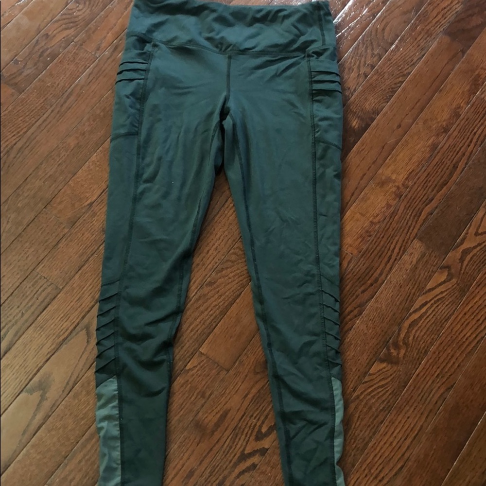 Dark green workout leggings